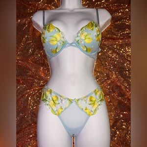Victoria’s Secret Lemon 3pc set. 34B (M) baby blue color with lemons 🍋